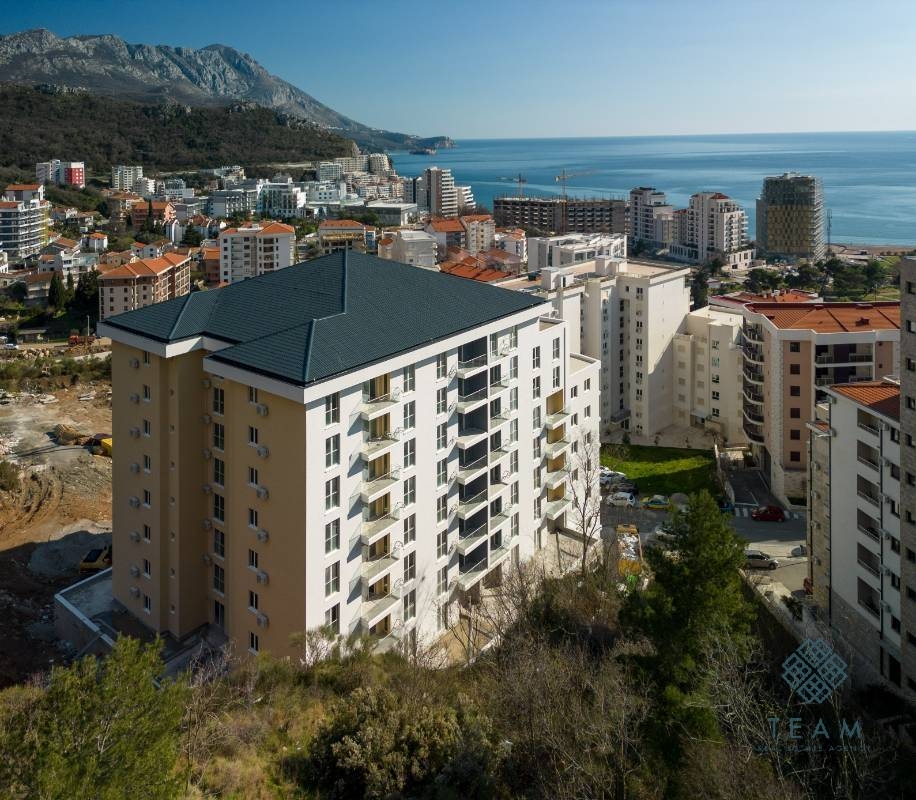 Budva, Bečići, dvosoban stan sa panoramskim pogledom na more i planine