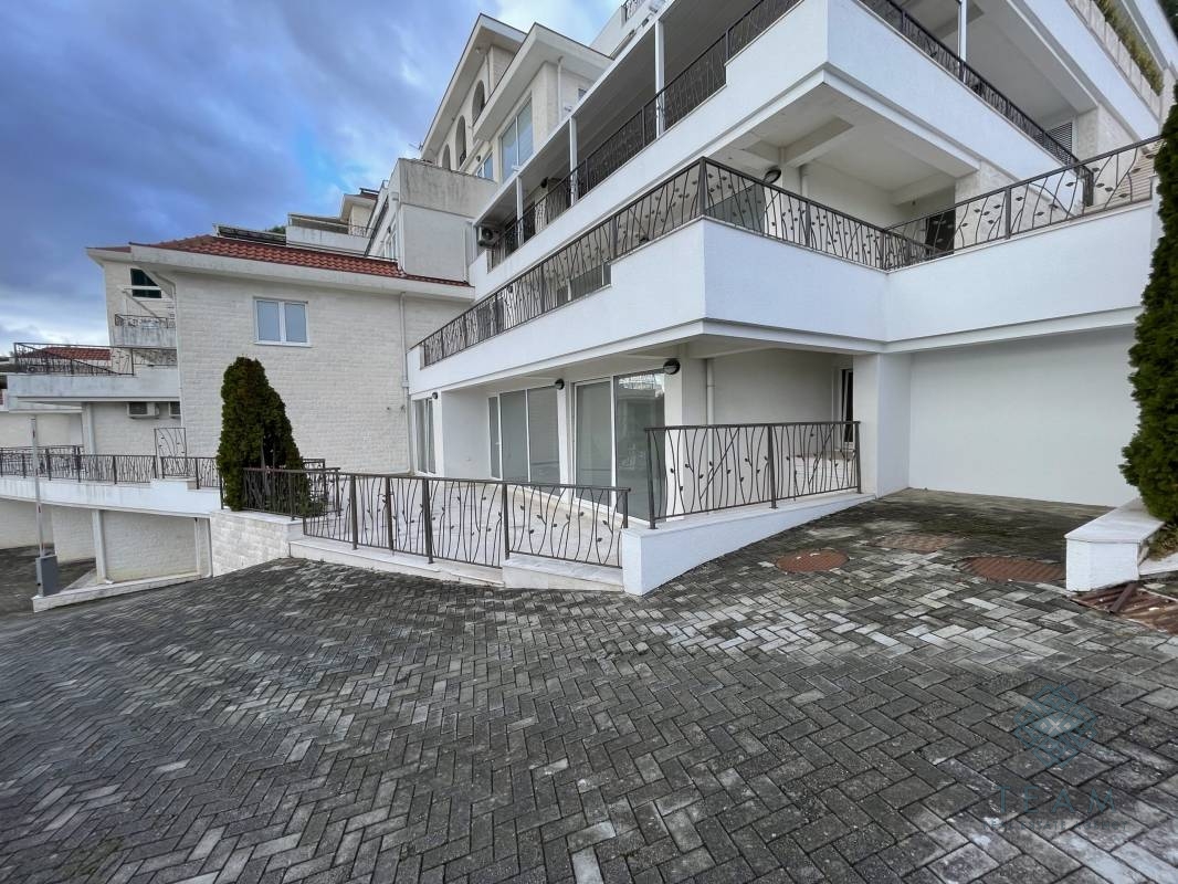 Herceg Novi, Topla, üç odalı daire 103m²