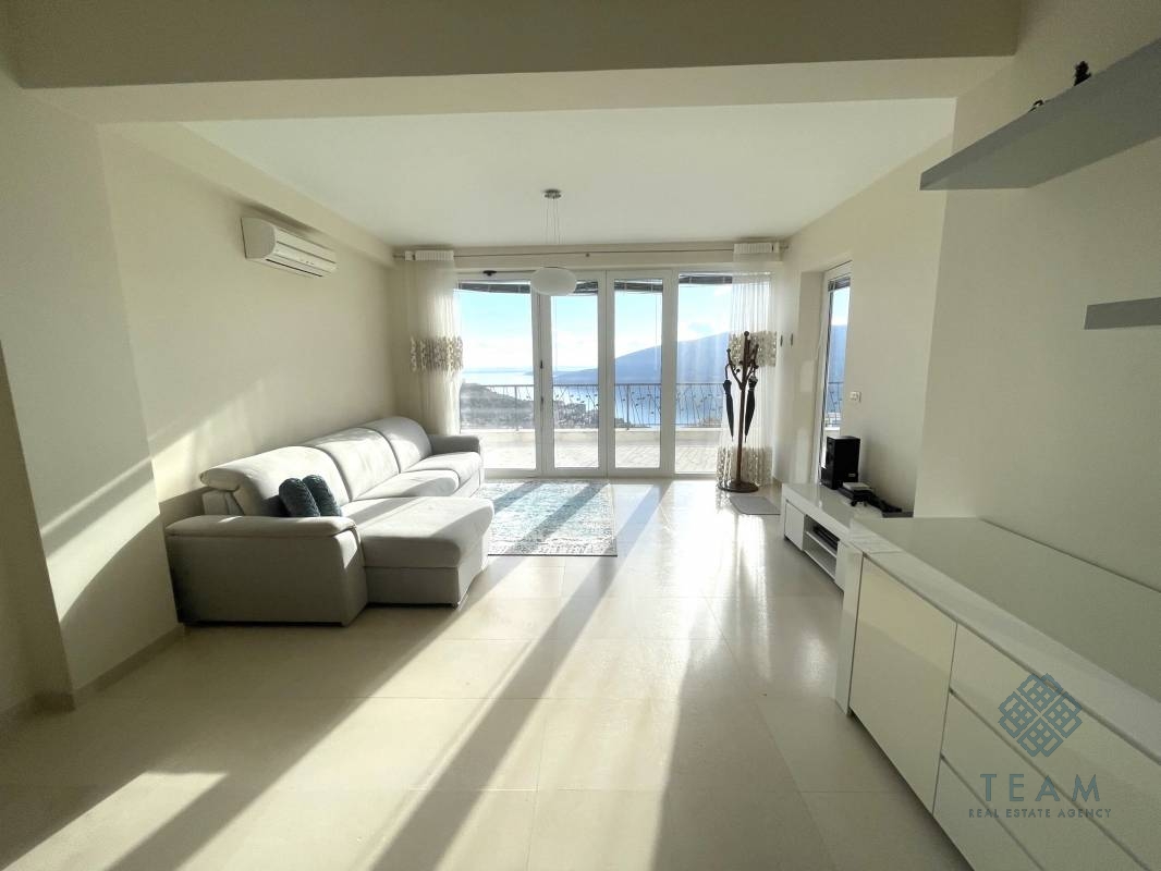 Herceg Novi, Topla, İki yatak odalı daire 156m²